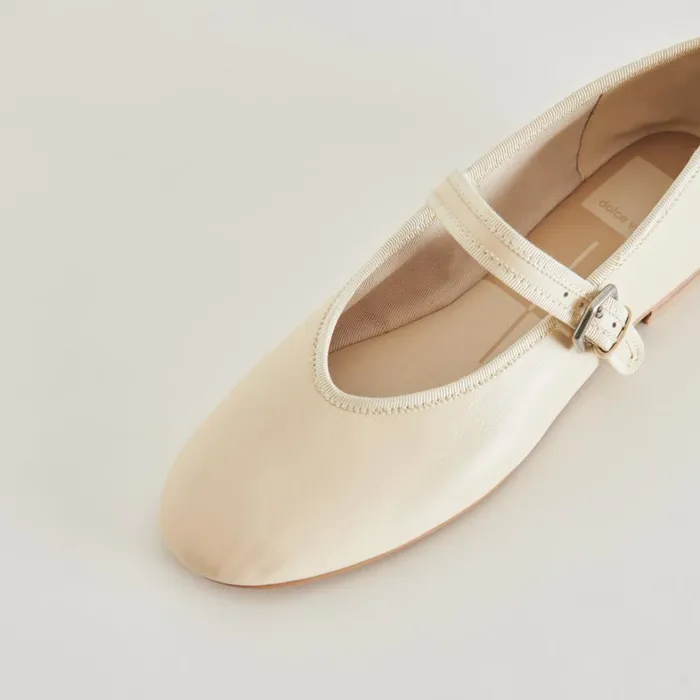 Flats and Loafers Women Dolce Vita Roslyn Ballet Flats Creme Leather