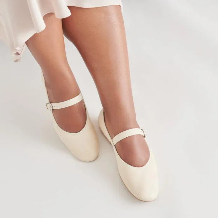 Flats and Loafers Women Dolce Vita Roslyn Ballet Flats Creme Leather